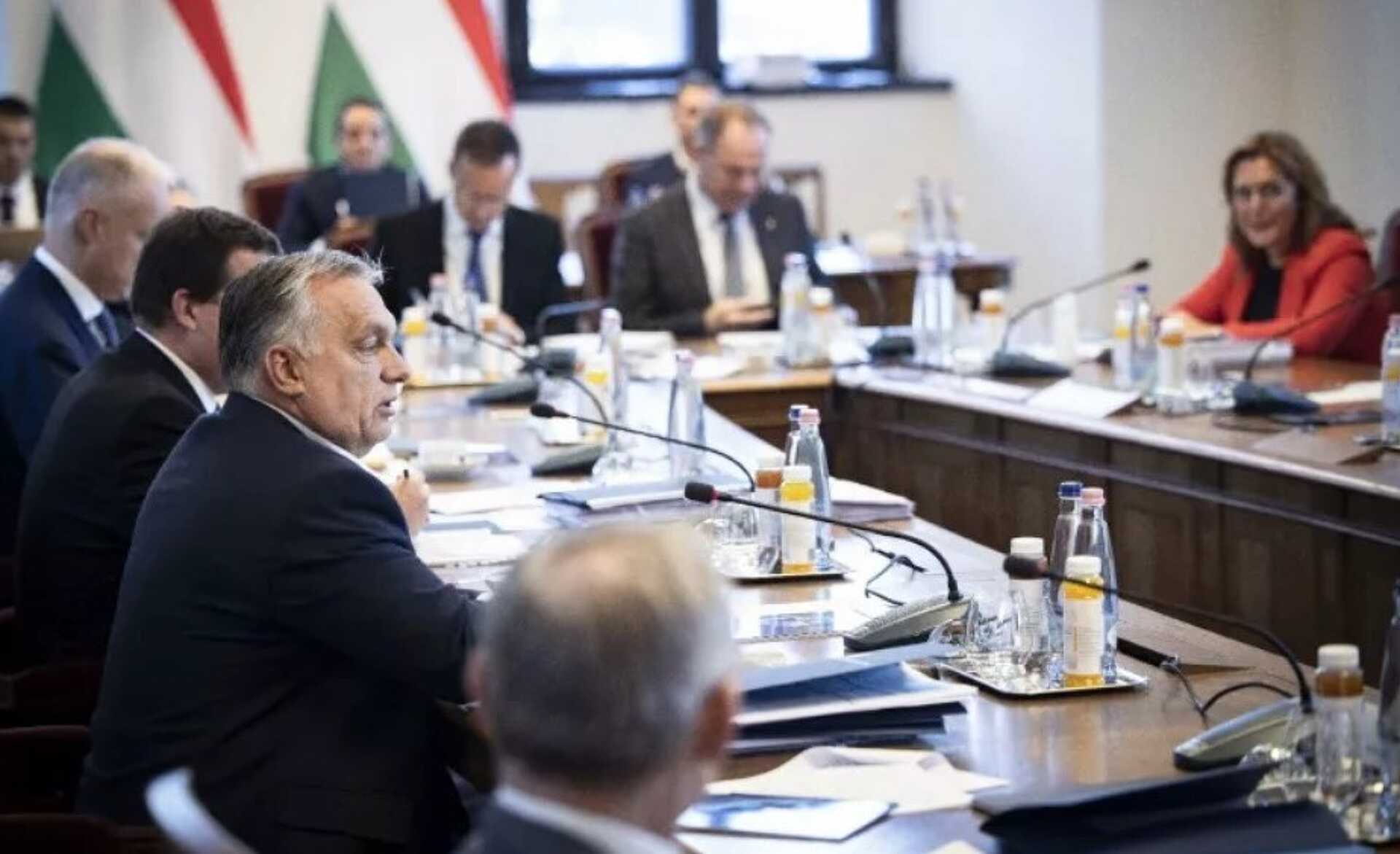 Kormányülés a Karmelitában