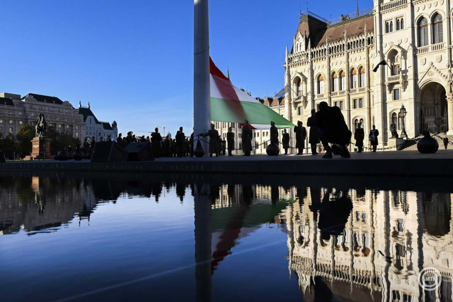 Félárbócra engedték a nemzeti lobogót.