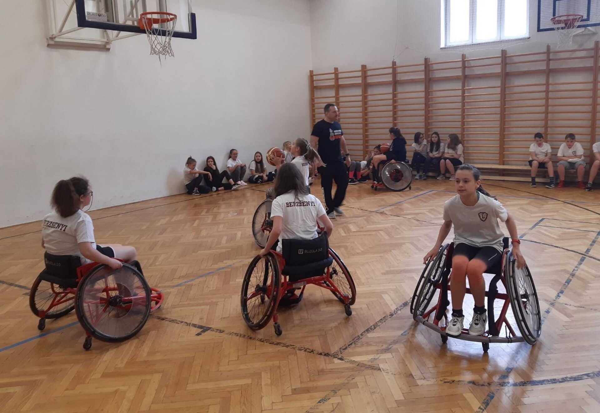 A licisták kipróbálhatták a speciális székeket.