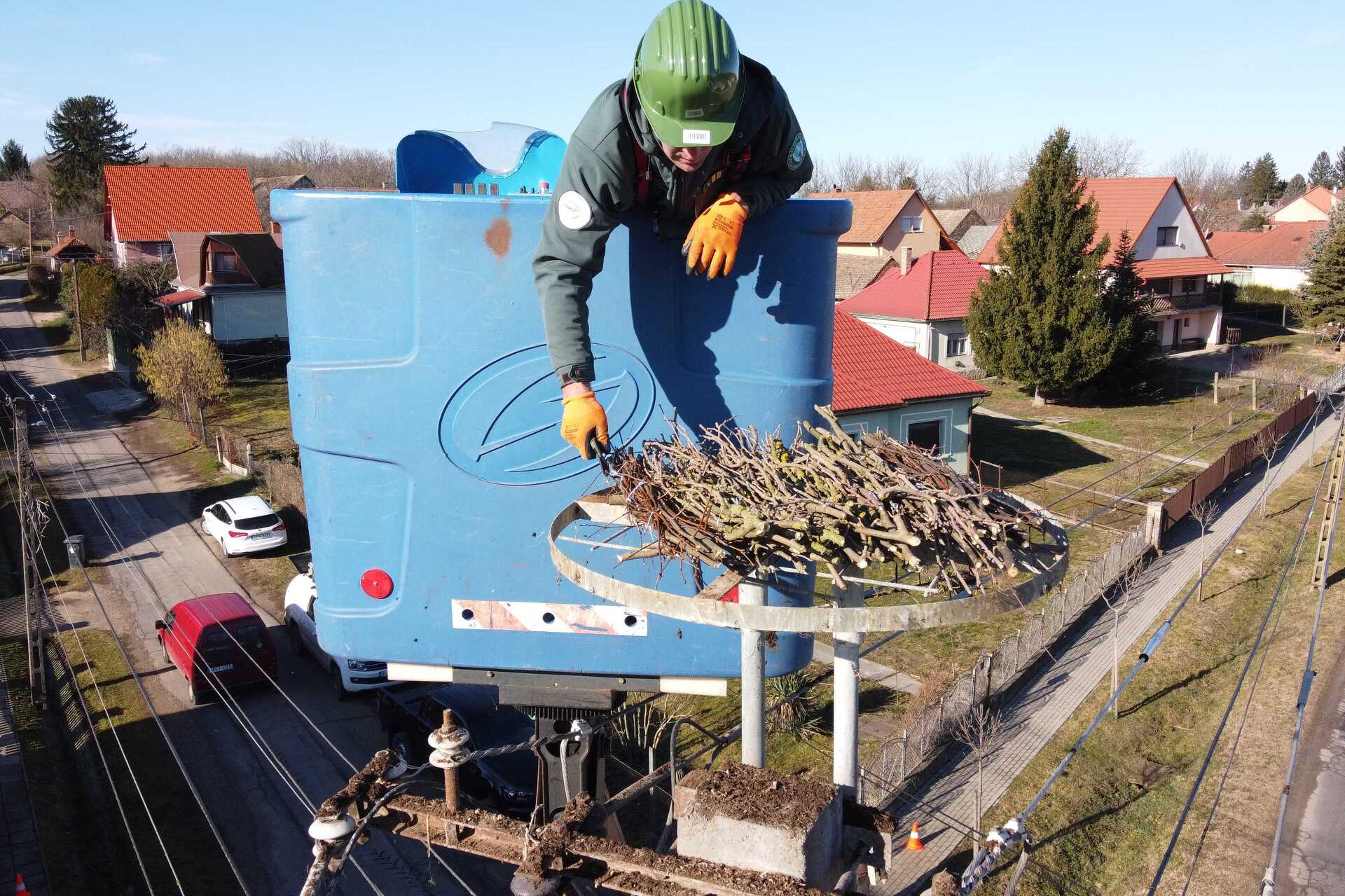 Gólyafészkeket építenek az E.ON munkatársai