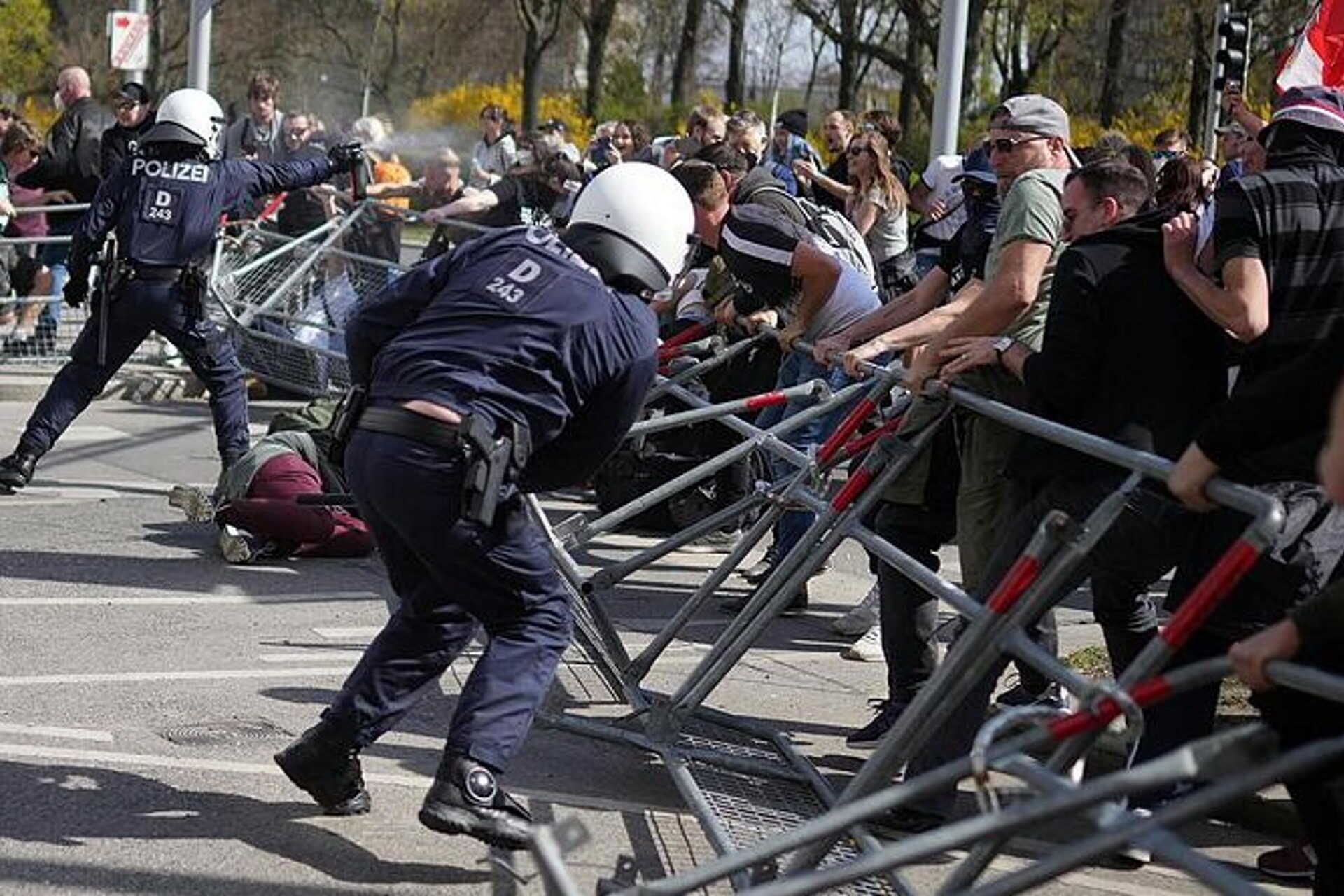 összecsapás a tüntetésen a rendőrséggel Bécsben
