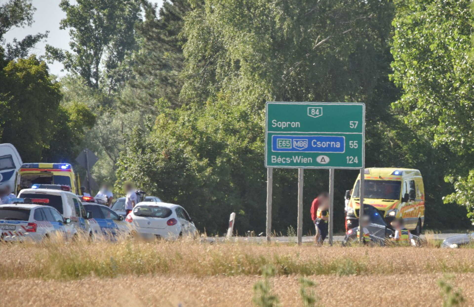 Kanyarodó Renaultba csapódott Audi a 84-esen Sárvárnál - lakóautónak sodródott a roncs