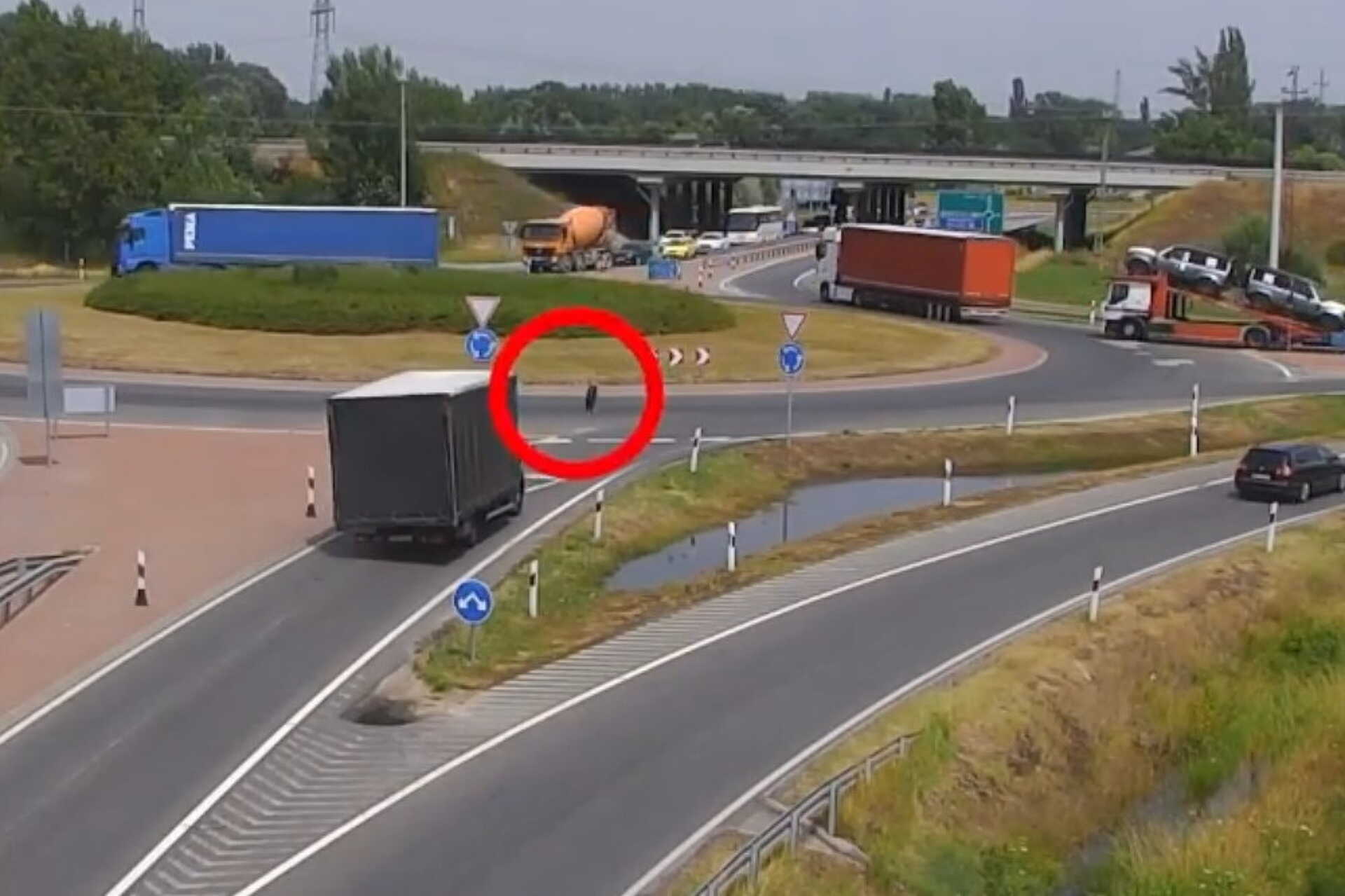 Elszabadult kerék az M85-M1 csomópontjában