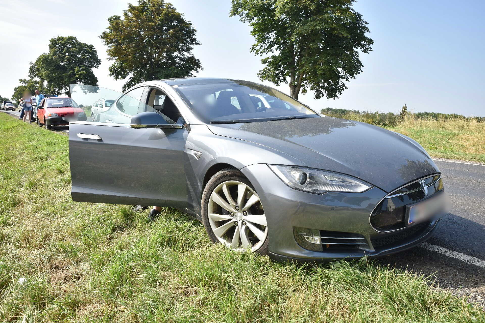 Tesla oldalának koccant egy előzésbe kezdő Suzuki Zsédeny közelében, a 84-es főúton