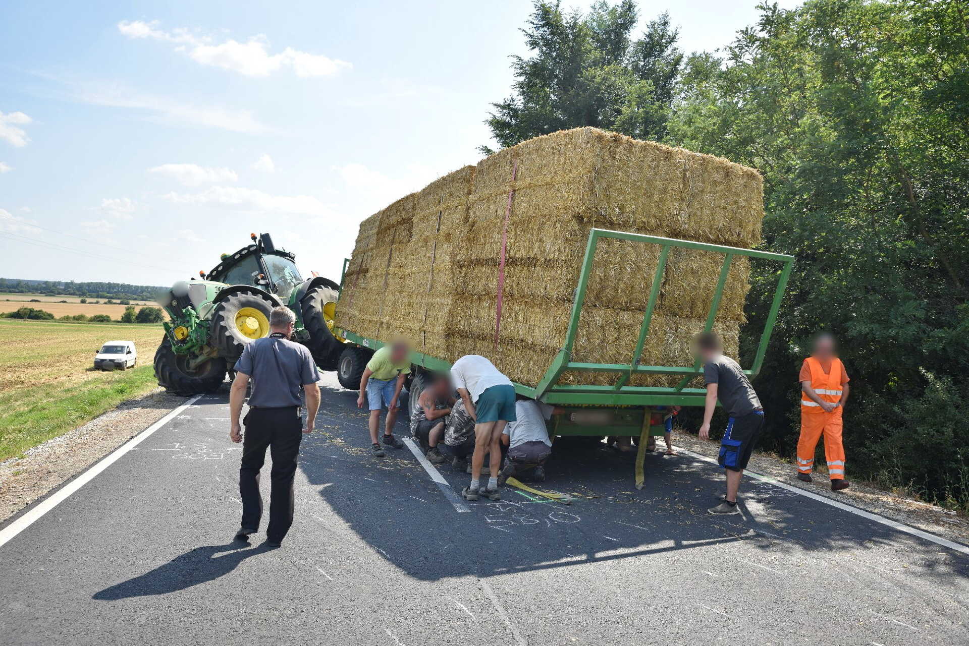 Kamion szorított le traktort 