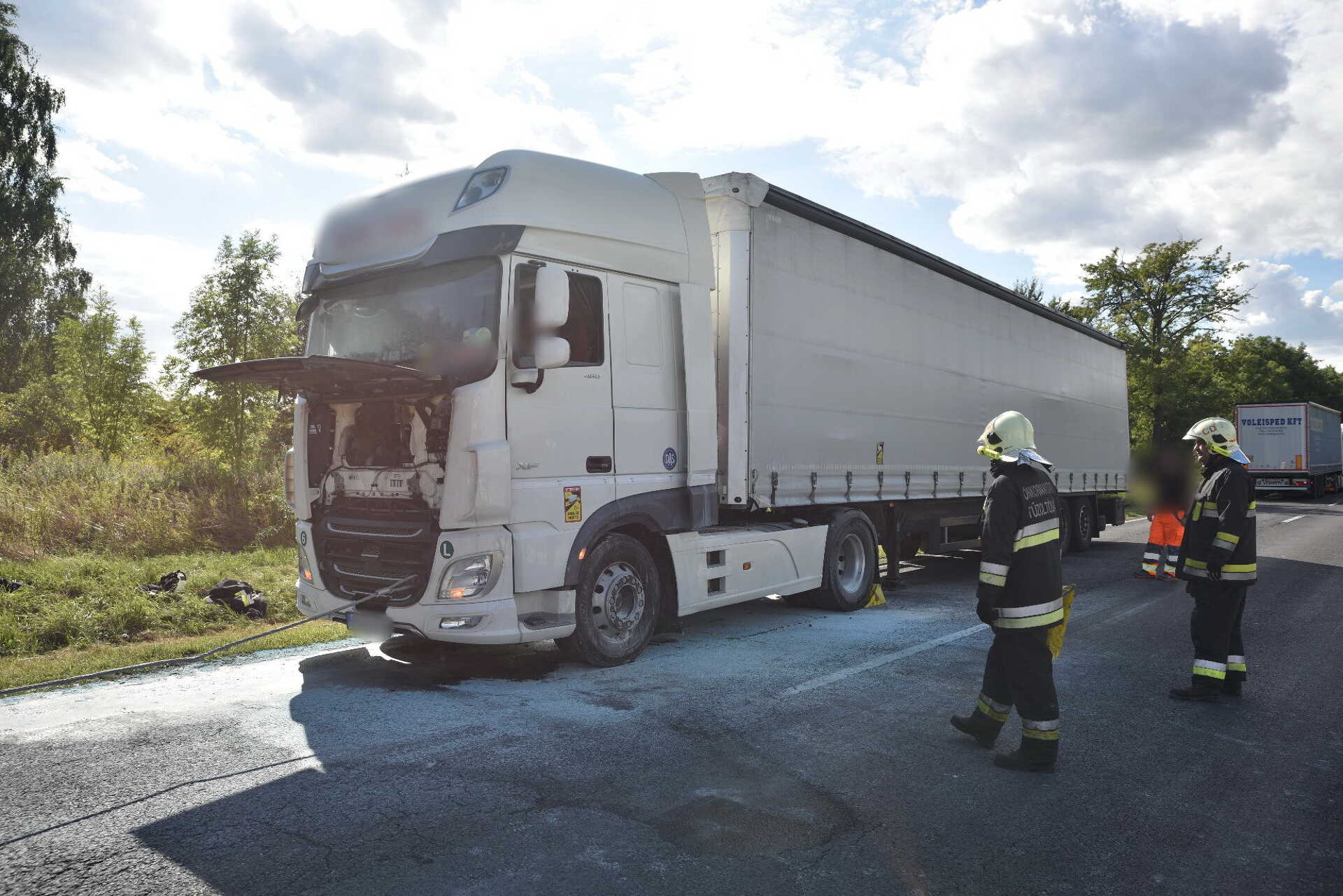 Kigyulladt egy DAF motortere Gércénél - kamionosok segítettek a bajba került sofőrnek