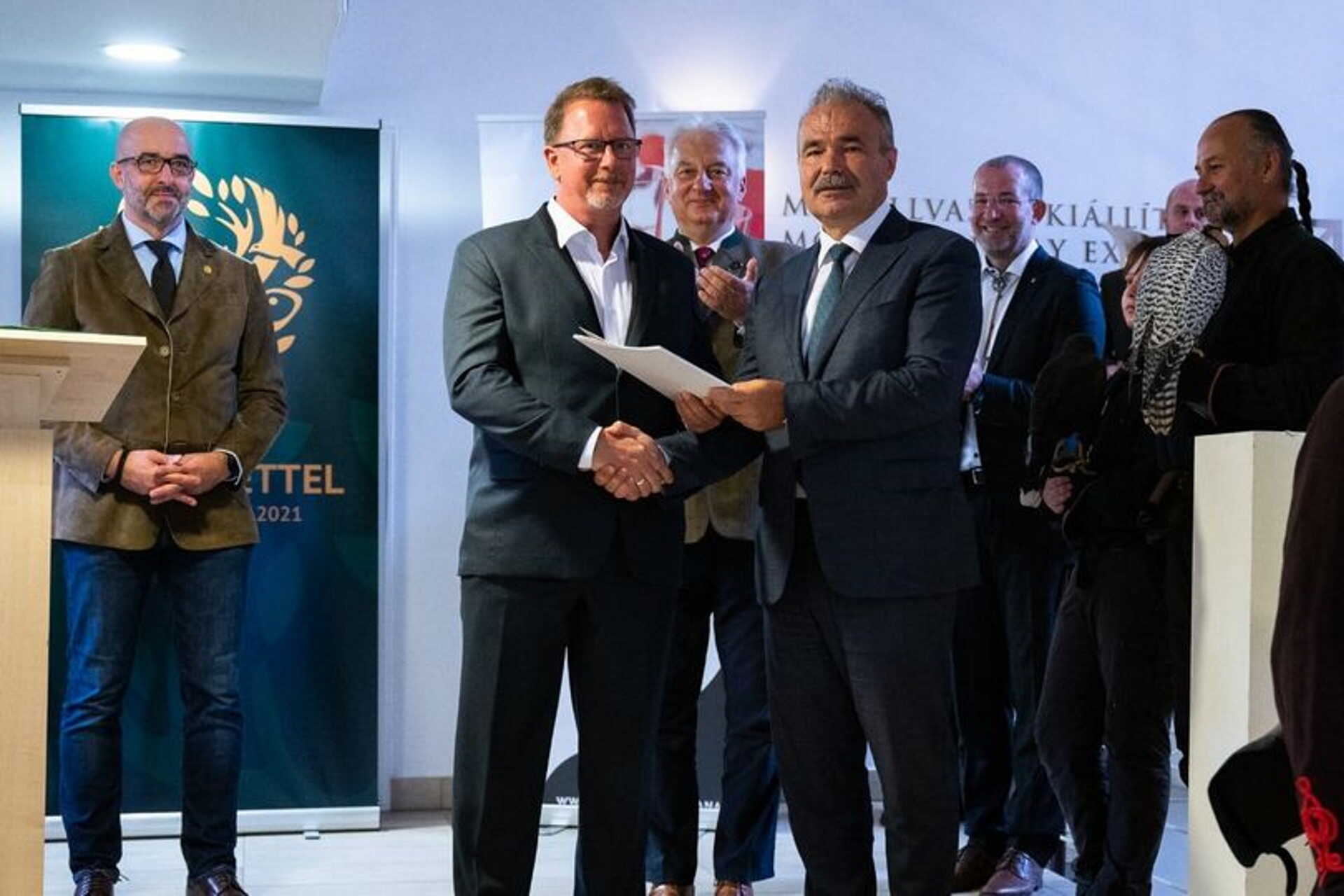 Dömötör Zsolt tulajdonos, pálinkamester vette át a kiválasztást jelentő elismerést Nagy István agrárminisztertől.