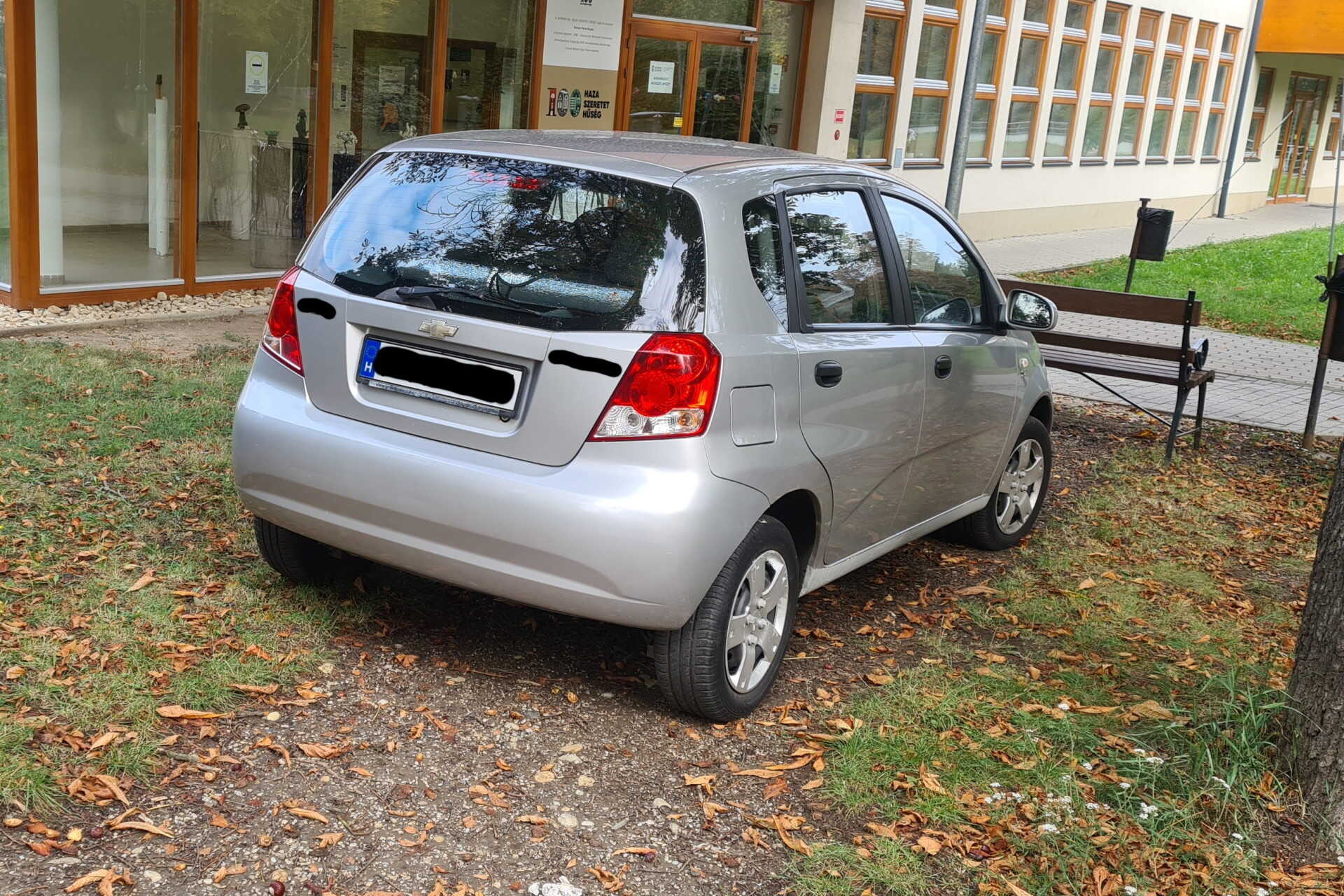 Autó a parkban. Hogy jutott be?