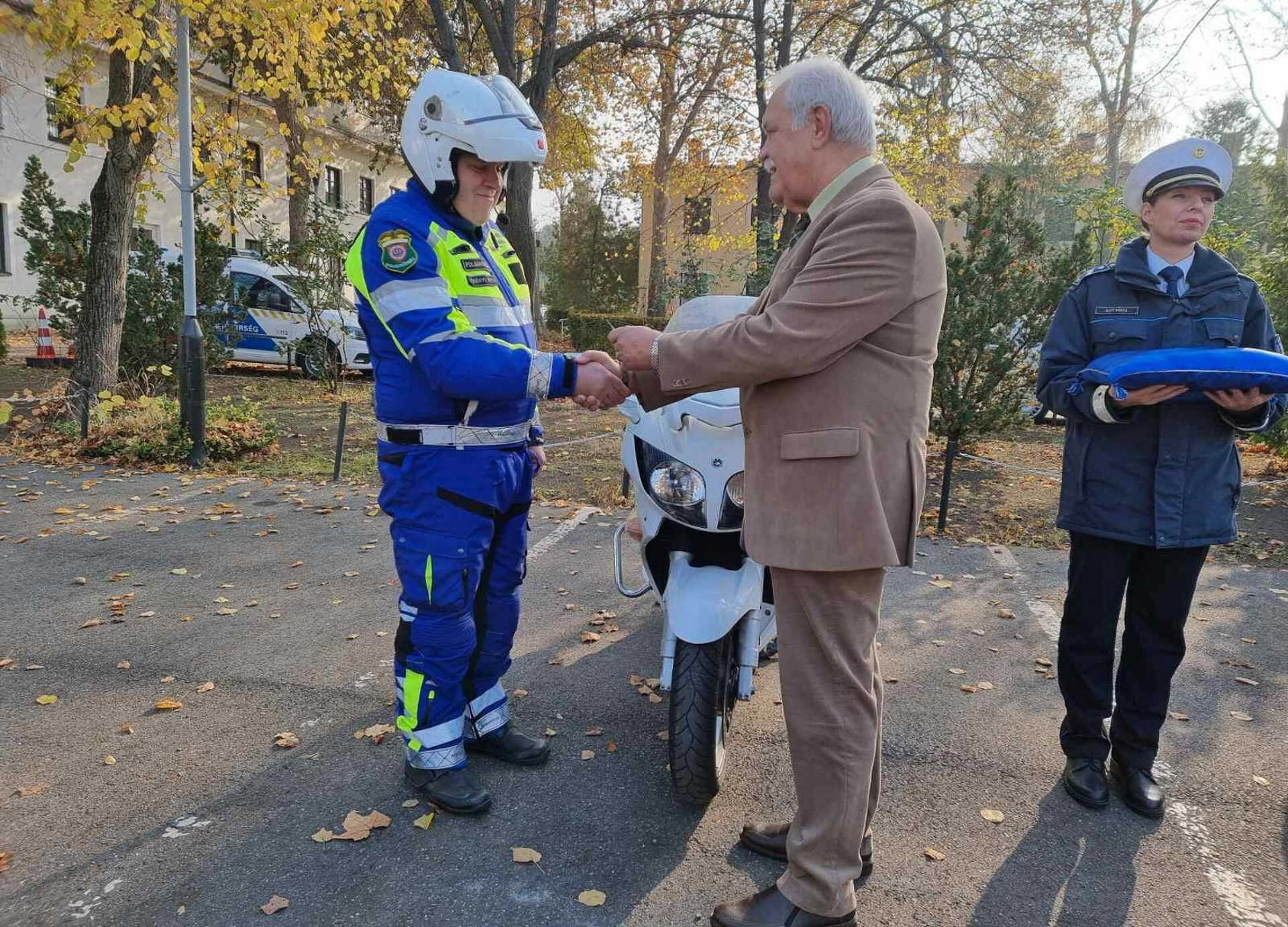 Vig József Attila a Soproni Polgárőr Egyesület elnöke vette a járművek indítókulcsait.
