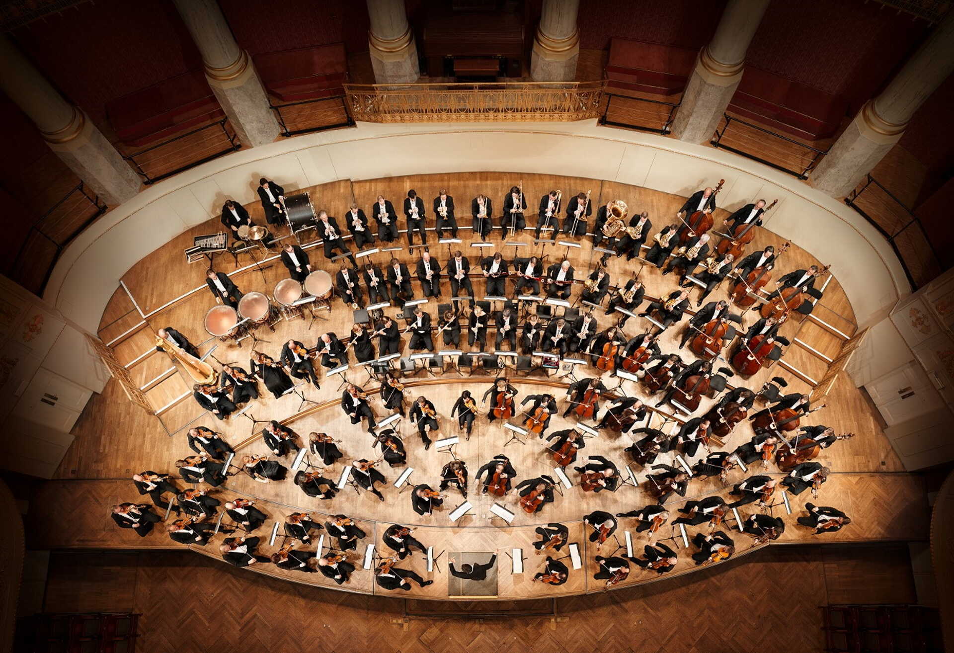 A zenekar a Wiener Konzerthaus nagytermében.