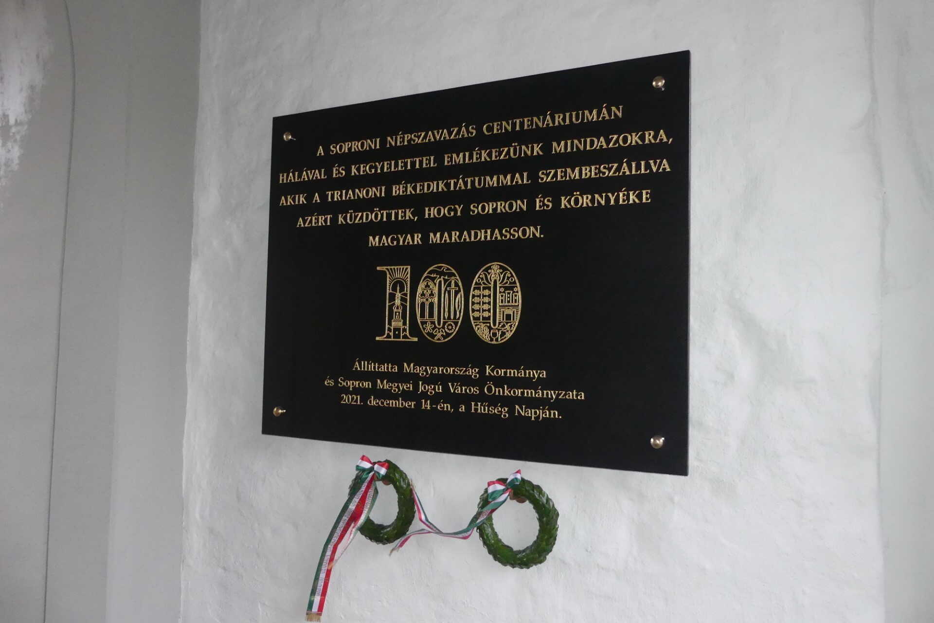 Emléktábla a Tűztorony falán