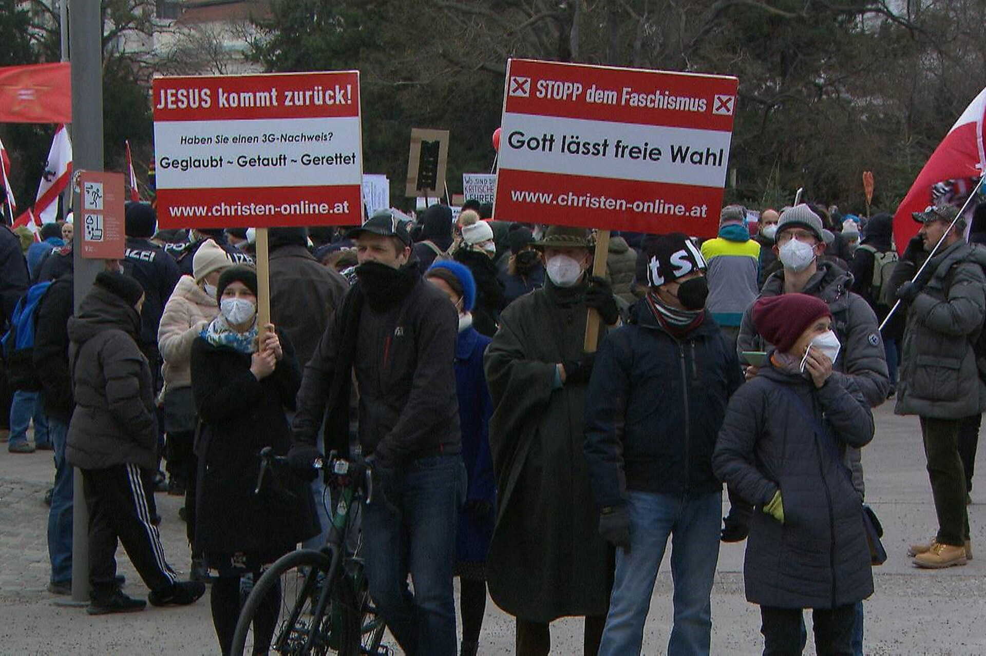 Tüntetés Bécsben "a teszt és az oltási stressz ellen.