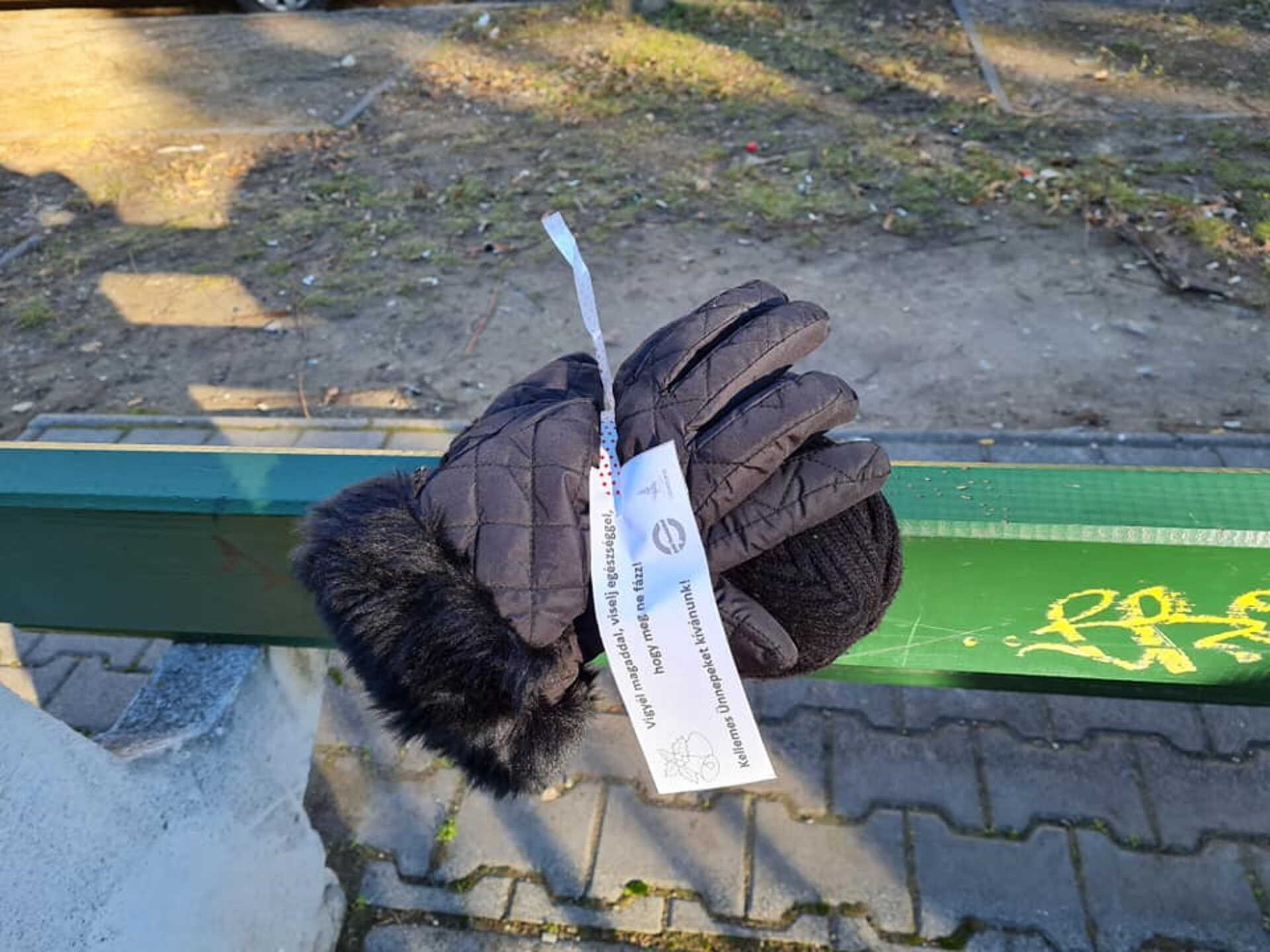 Köss egy sálat akció