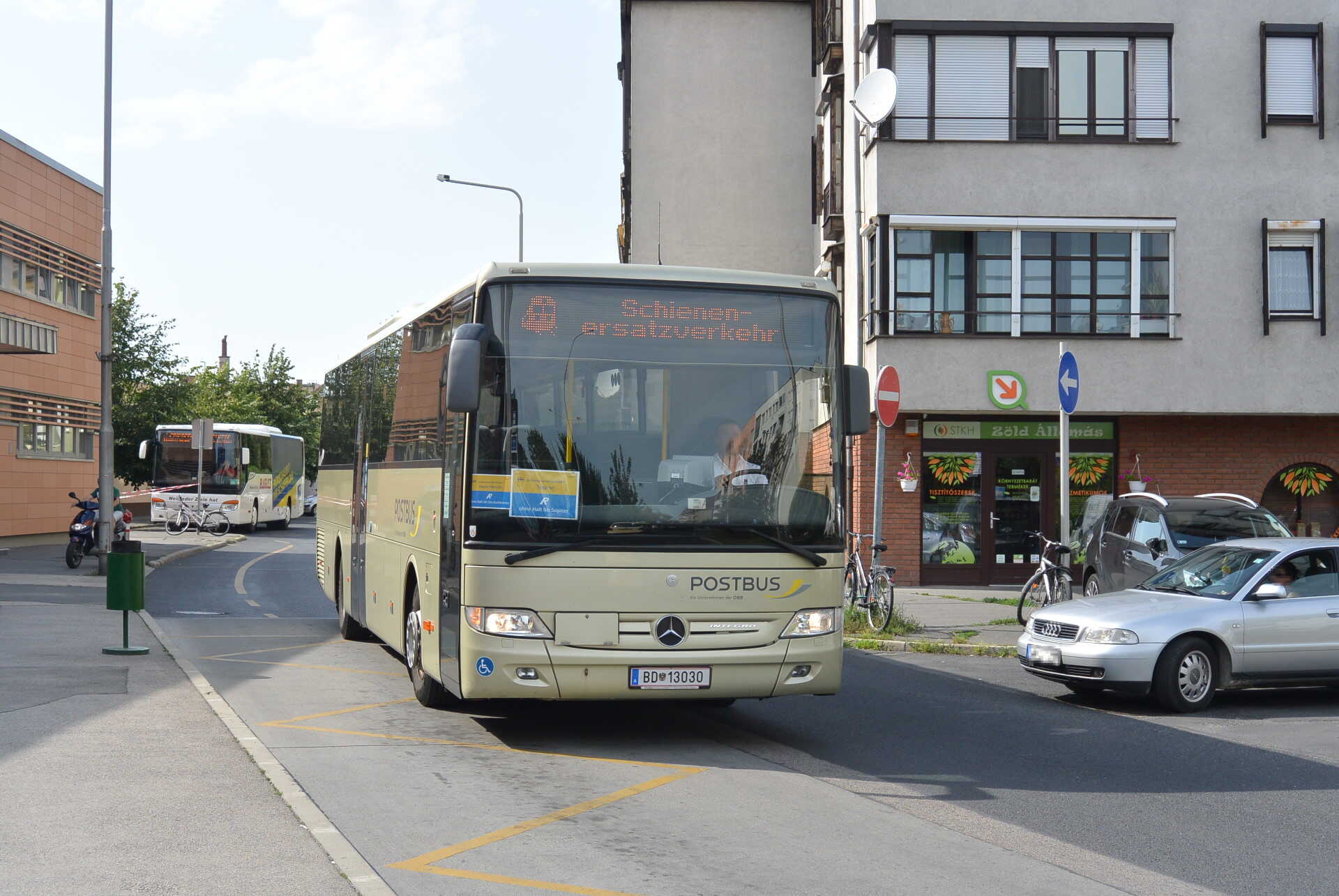 Vonatpótló autóbusz Sopron GYSEV pályaudvar előtt