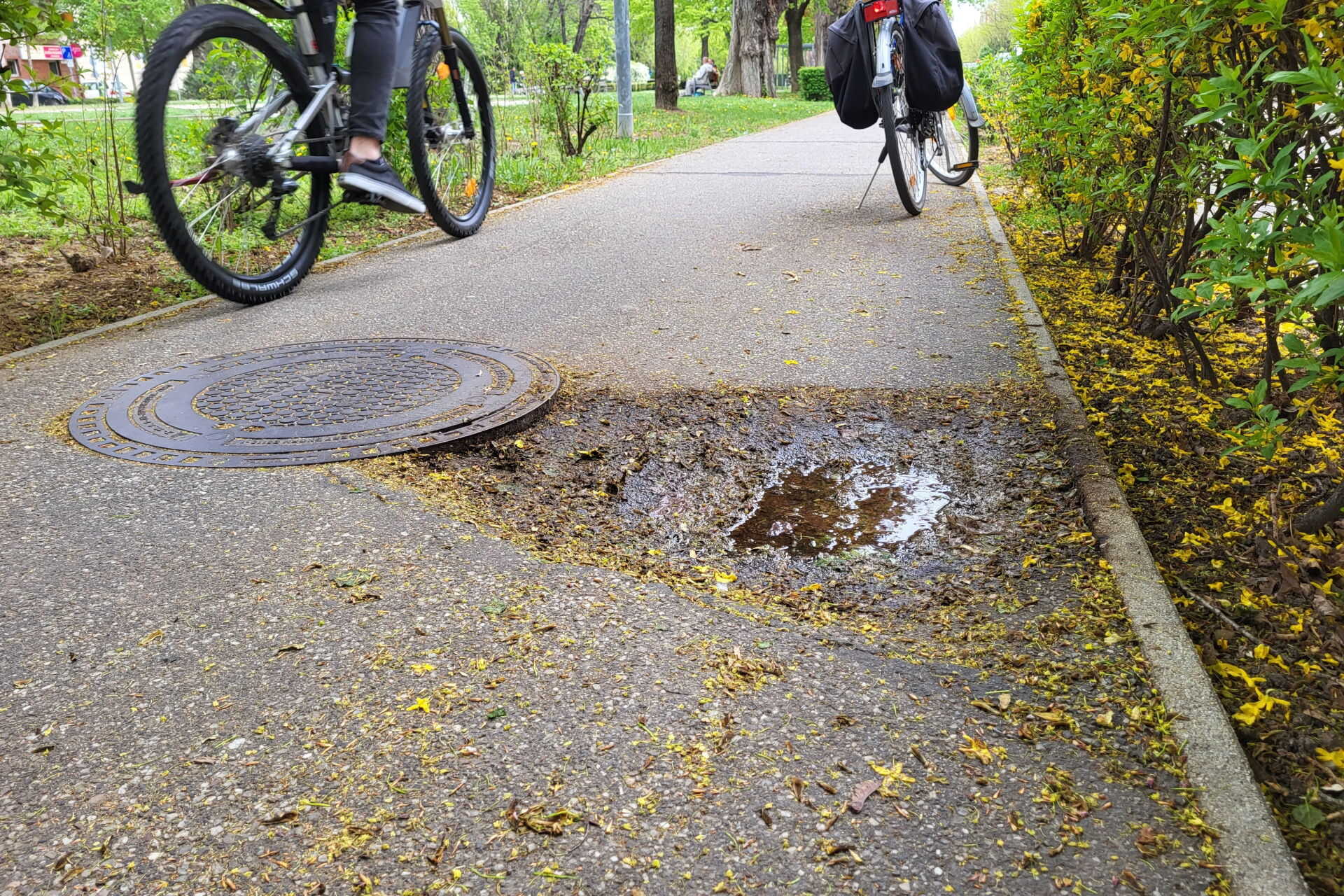 Keréktörő kátyú a Deák téren