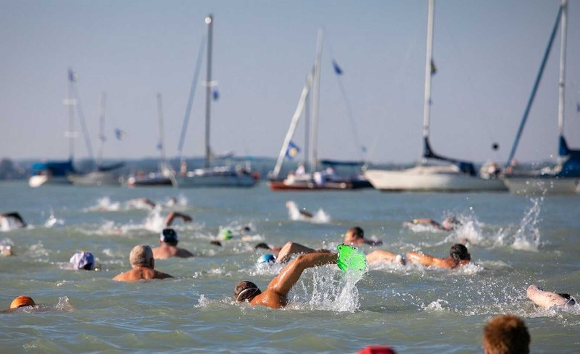 Balaton-átúszás