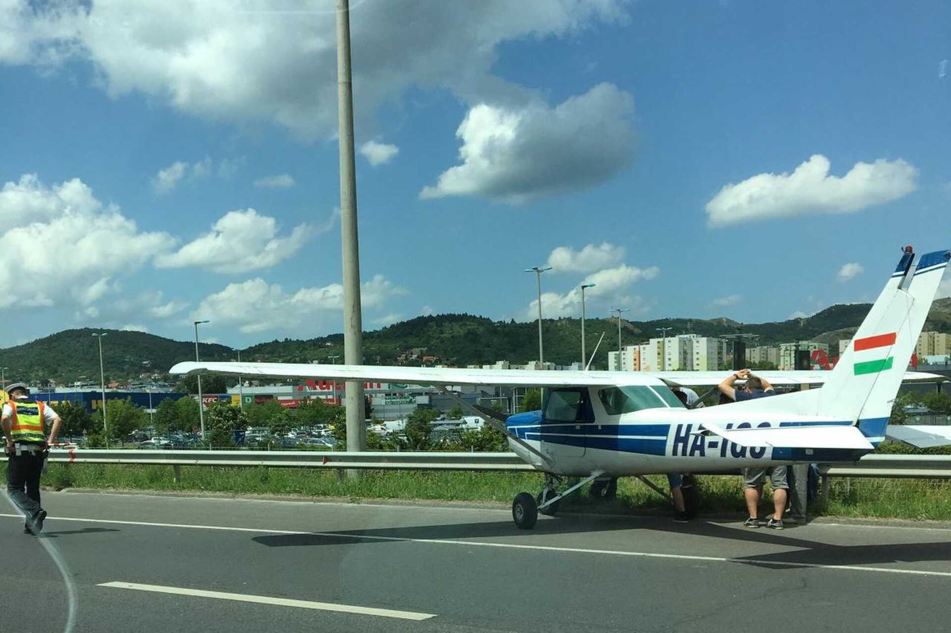 Repülő az M1-M7-es autópálya bevezető szakaszán