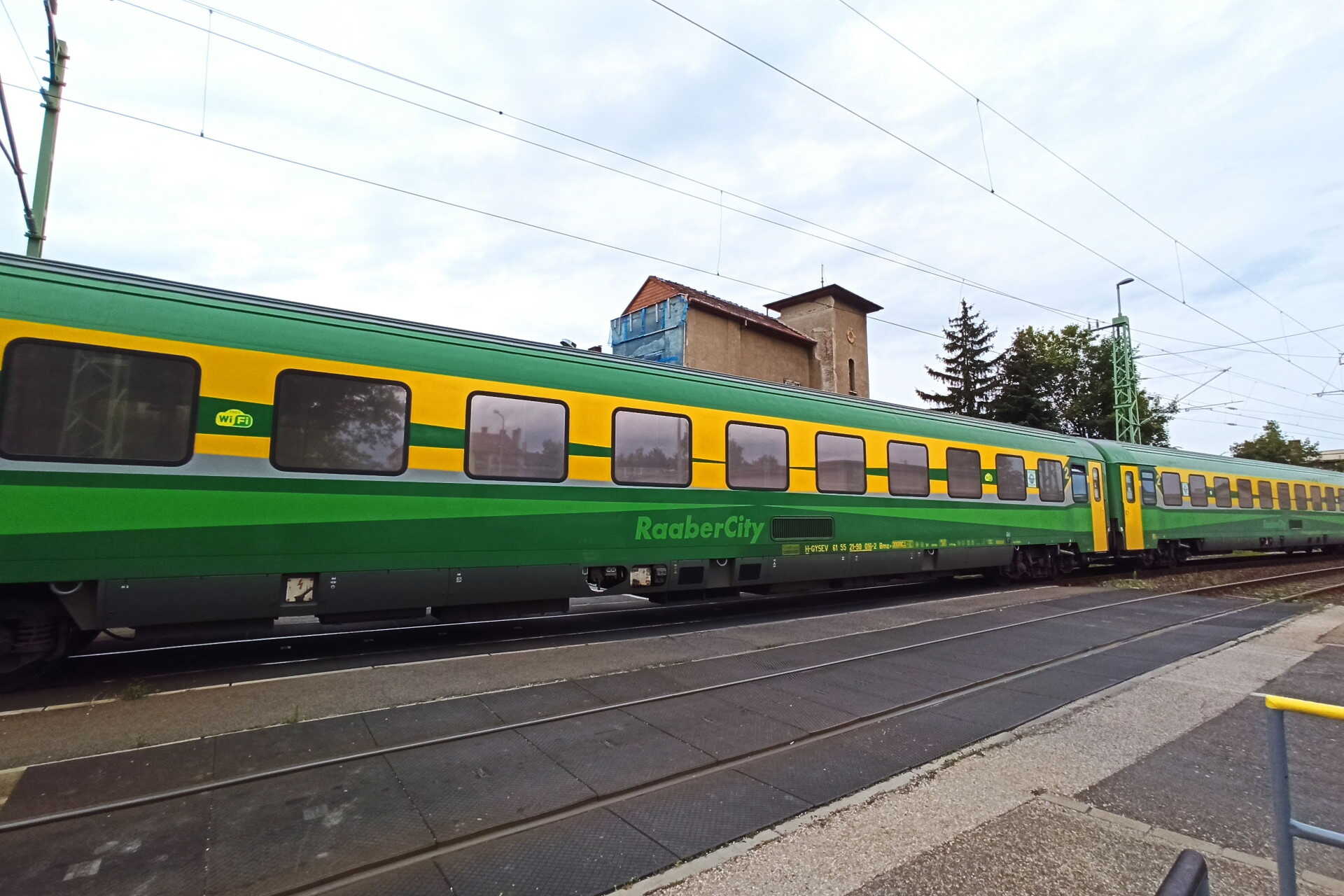 Batsányi utcai vasúti átjáró RaaberCity kocsikkal