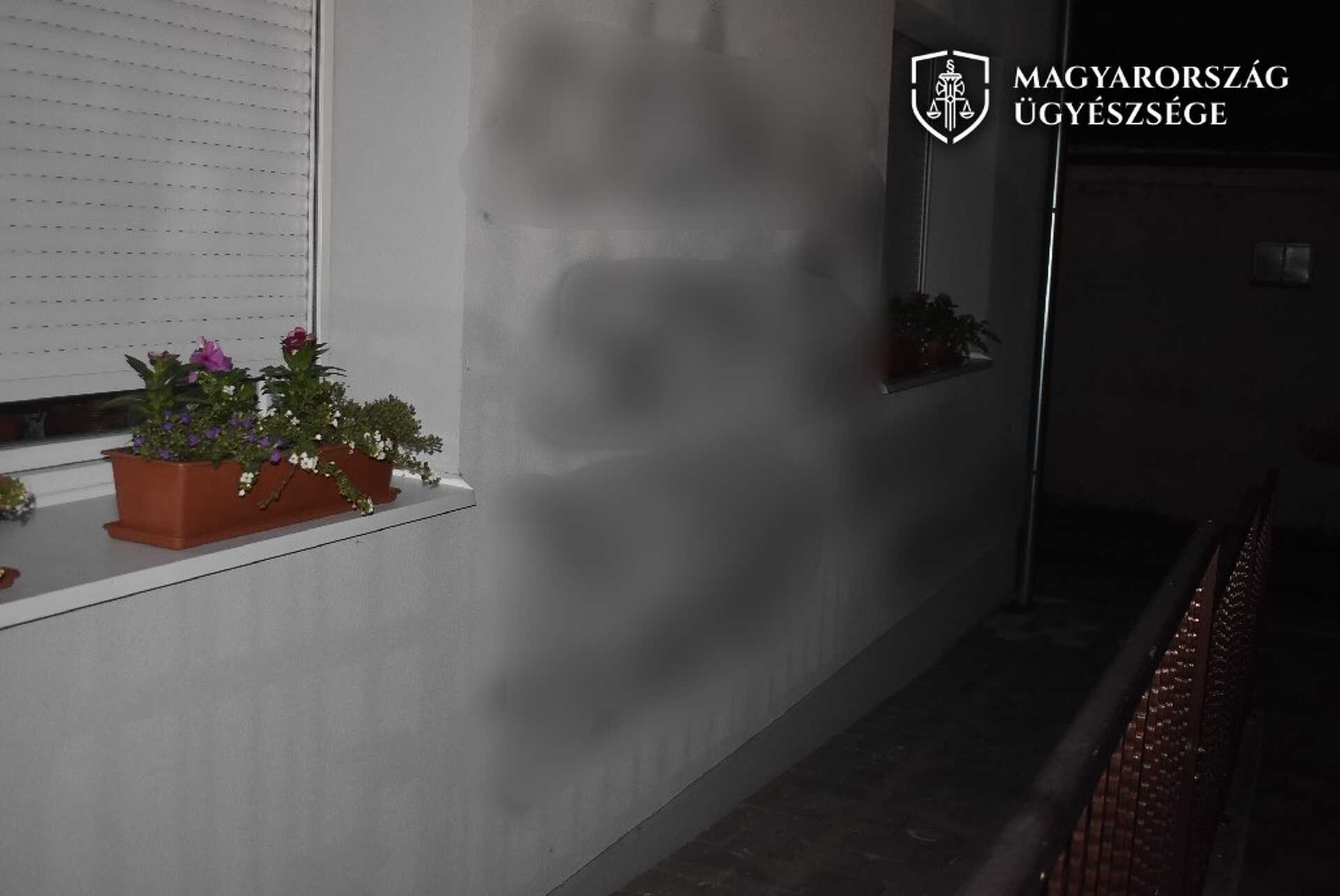 Az ügyészségi fotón már ki is takarták az obszcén feliratot.