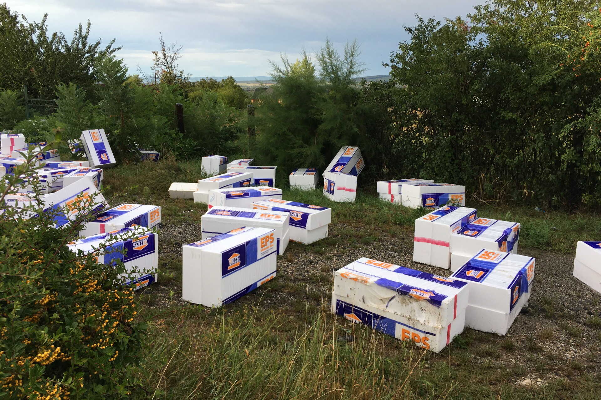 Szigetelőanyagot kapott fel a szél Sopronban