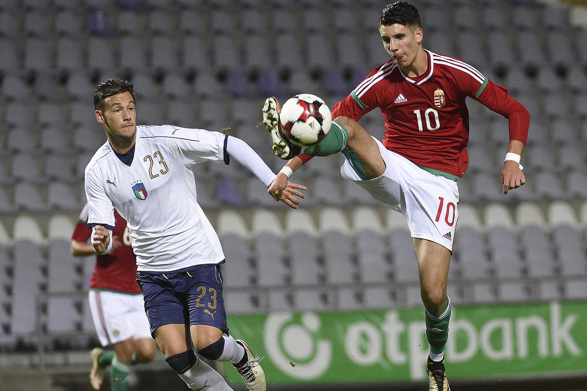 Szoboszlai Dominik szökik meg az olasz Alessandro Murgia mellett