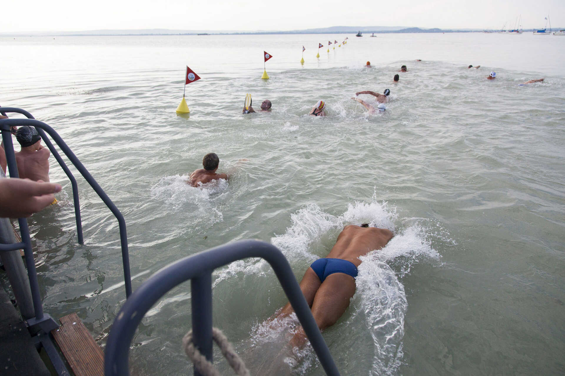 Nyolcezernél is többen vettek részt a Balaton-átúszáson