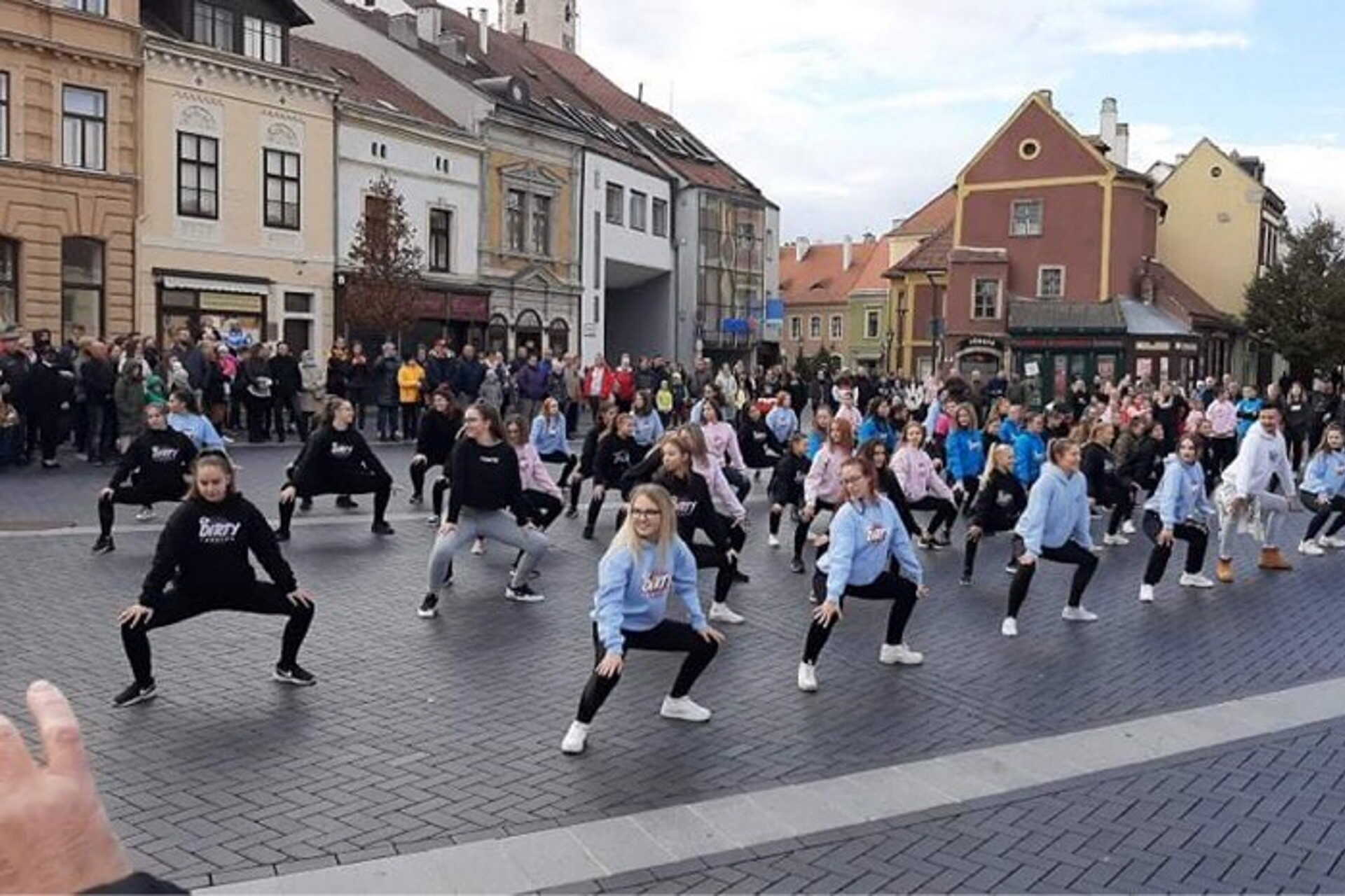 Évadzáró gála helyett közös tánc az utcán mindenki örömére.