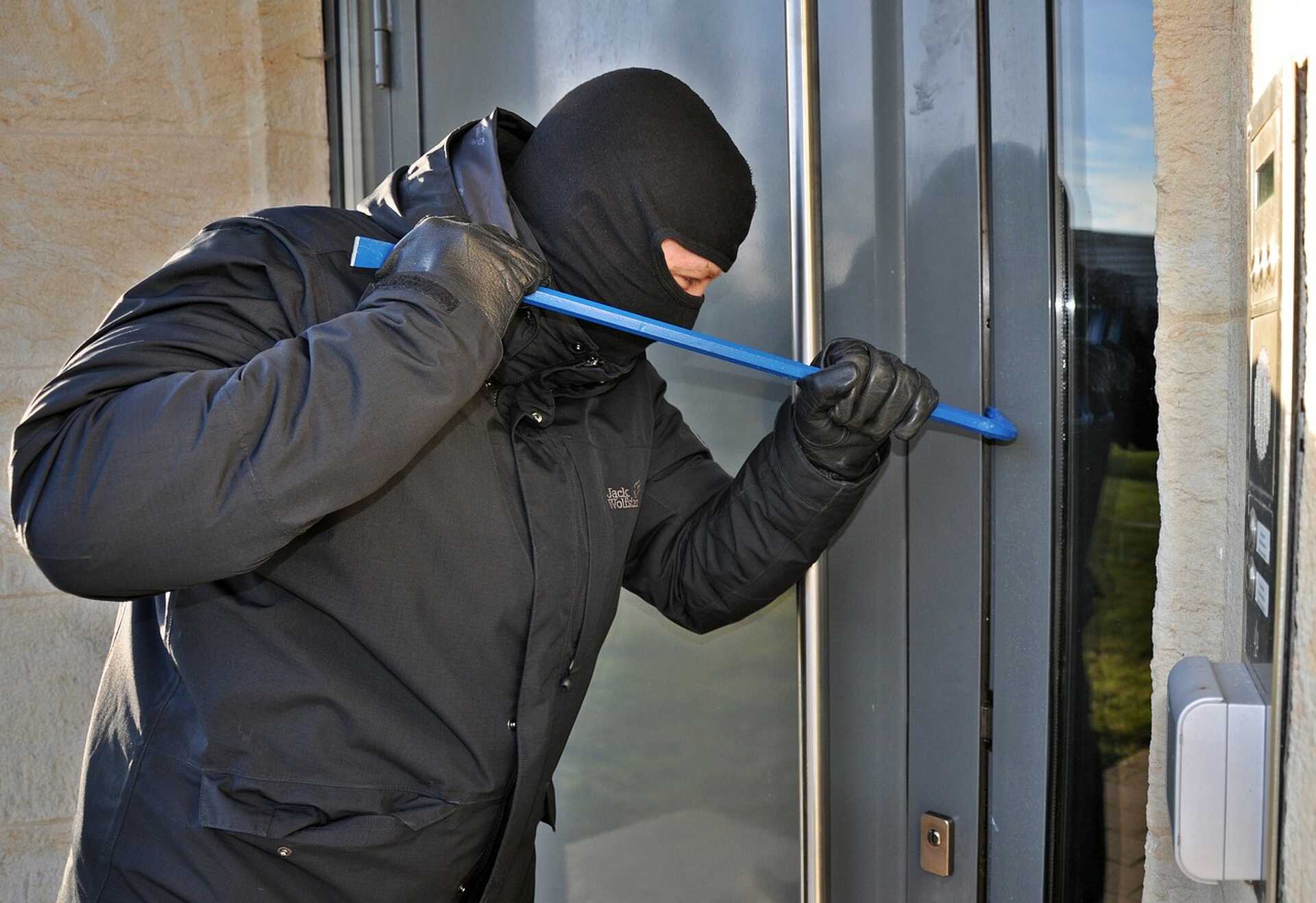 Egy barátjával alvó nőt akart megerőszakolni a besurranó tolvaj